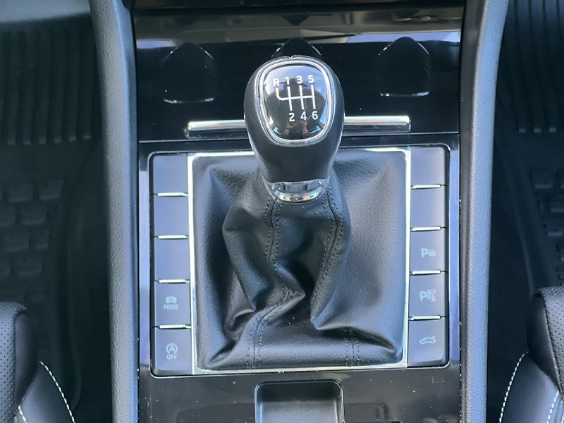 Škoda Superb L&K 2.0TDi 110kw ČR 1.MAJ. DPH - fotka 27 z 55