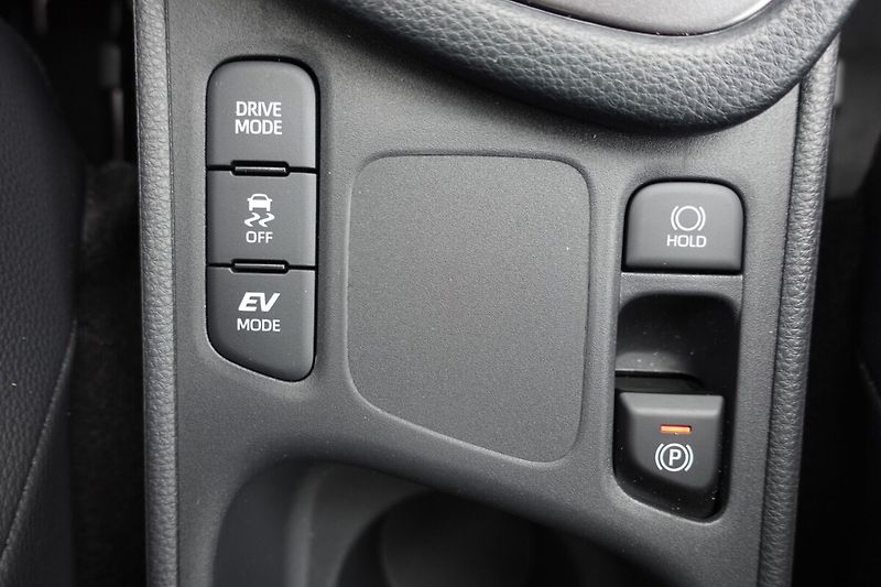 Toyota Yaris 1,5 HEV GR SPORT VIP Skyview - fotka 21 z 35