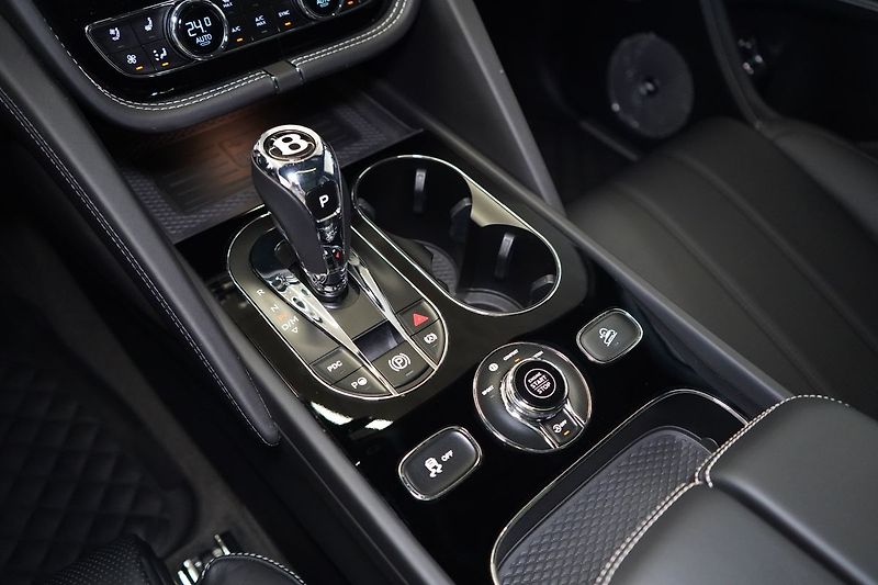 Bentley Bentayga V8, AWD, Panorama, 360° kamera - fotka 43 z 50