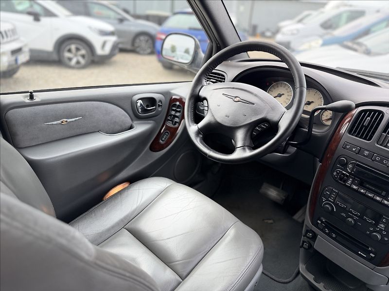 Chrysler Grand Voyager 3,3 V6 128kW A/T 7MÍST - fotka 23 z 26