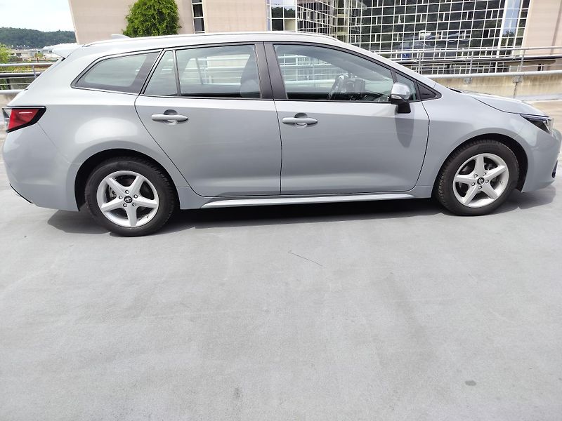 Toyota Corolla 1.8 hybrid business, navigace - fotka 8 z 29