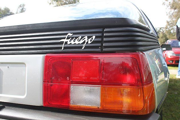 Detailní pohled na pravou stranu zádě Renaultu Fuego GTX z roku 1984., zdroj: Wikimedia Commons, Jeremy, CC BY 2.0
