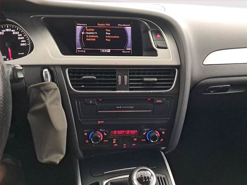 Audi A4 (2011) S-Line 2.0 TDI, Navi, Xenony - fotka 12 z 17