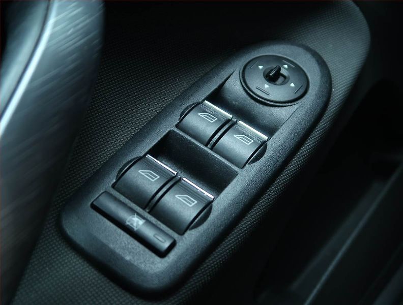 Ford C-MAX (2008) 1.8, nová STK, rezervace - fotka 14 z 14