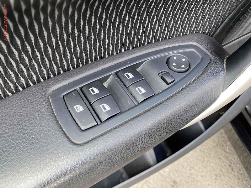 BMW Řada 1 (2013) 1.6i 116i, AC, bixen, park - fotka 14 z 18