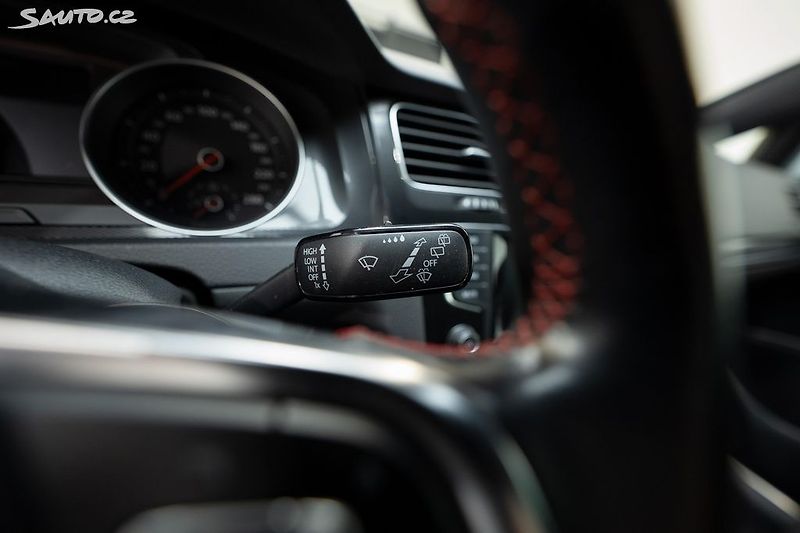 Volkswagen Golf GTI Performance 2.0 169 kW - fotka 16 z 31