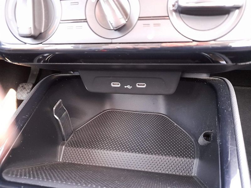 Škoda Fabia Selection 1.0 MPI 59kW 5MP - fotka 17 z 20