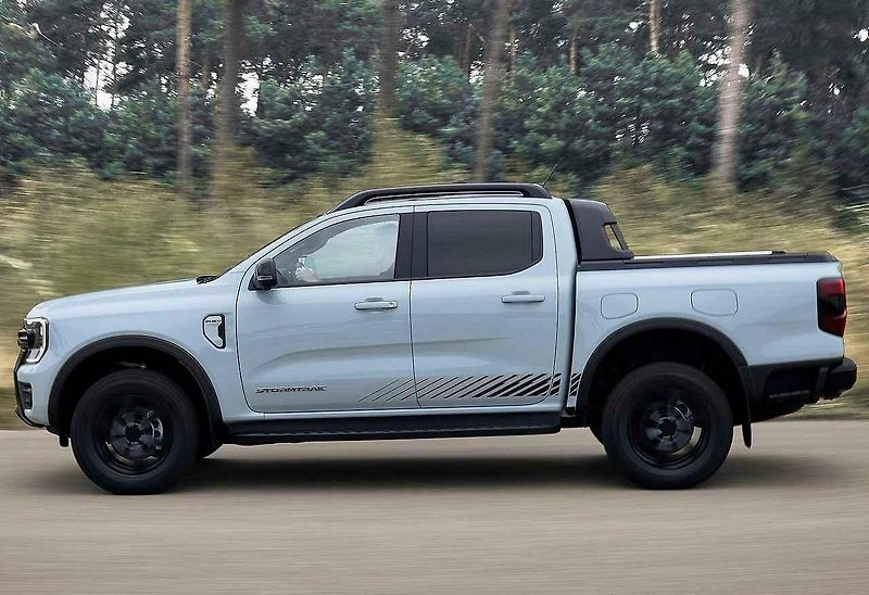 Ford Ranger PHEV je nepochybně dobrý i k uspořádání party v přírodě.