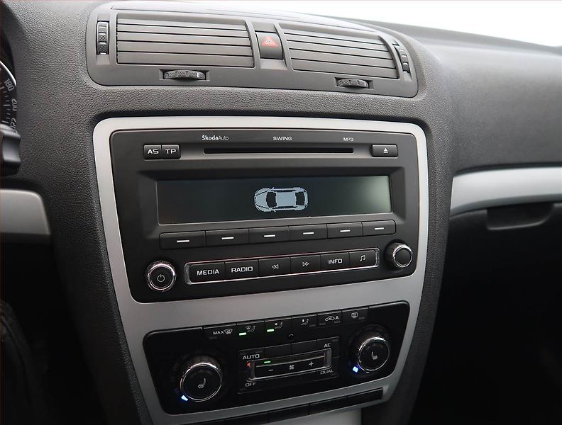 Škoda Octavia (2011) 1.6 TDI, Tempomat - fotka 15 z 18