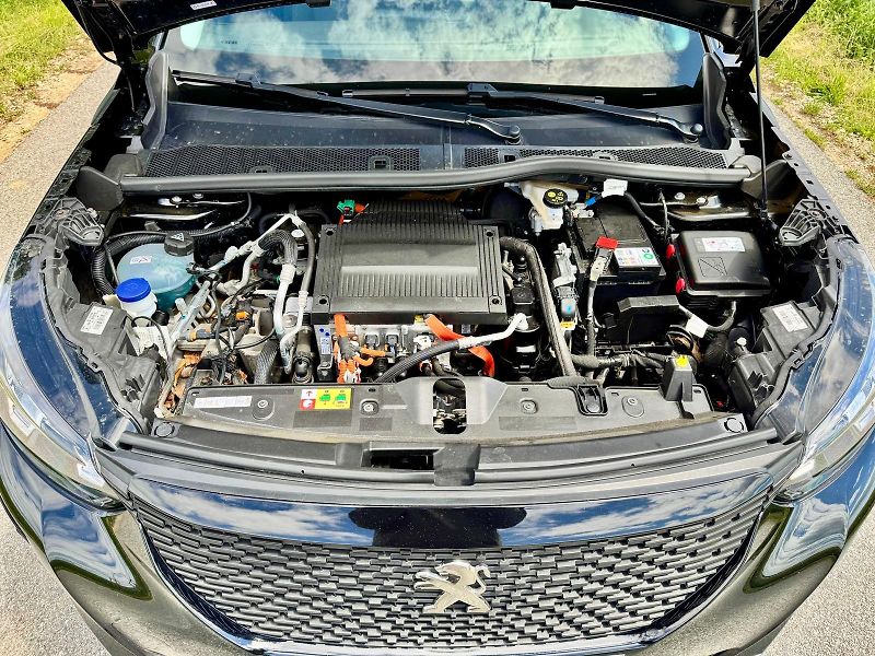 Peugeot 2008 (2021) 50kWh, SoH 90%, 360° Kamera - fotka 16 z 17
