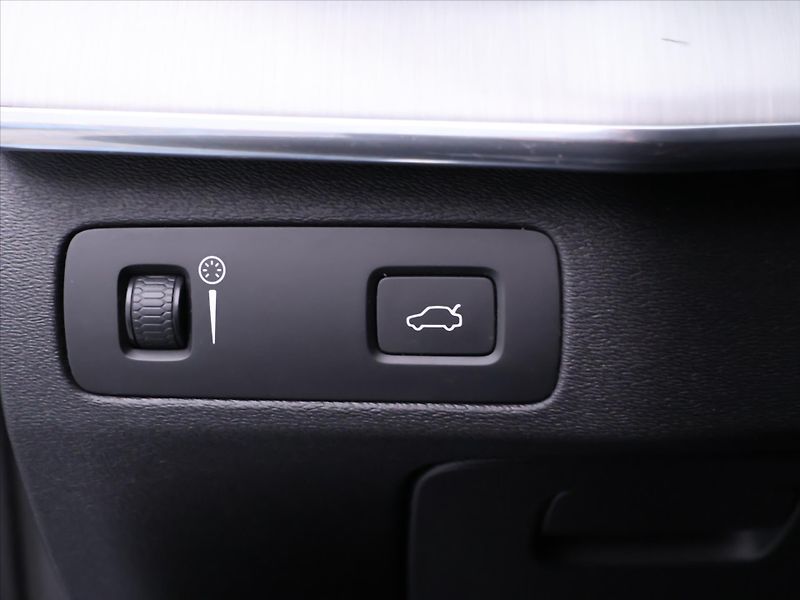 Volvo XC90 2,0 D5 173 kW AWD Momentum DPH - fotka 21 z 39