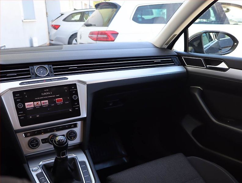 Volkswagen Passat (2019) 2.0 TDI, Navi, Tempomat - fotka 8 z 18