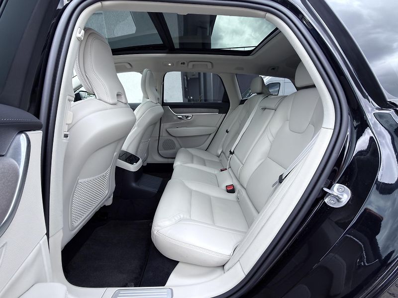 Volvo V90 T8 AWD ULTRA *VZDUCH* + kola - fotka 15 z 60