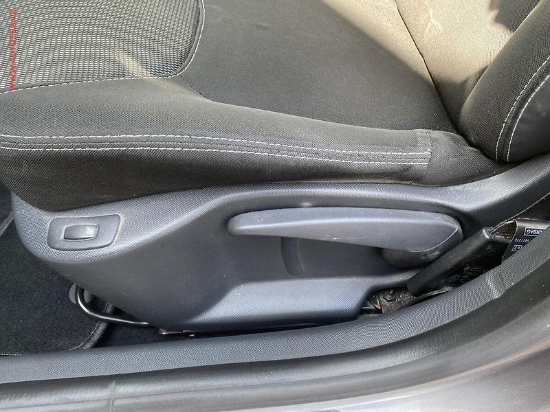 Renault Clio (2013) 1.5 dCi, AC, navi - fotka 14 z 15