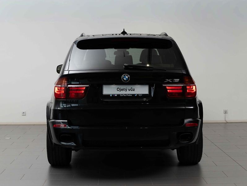 BMW X5 xDrive50i - fotka 4 z 22