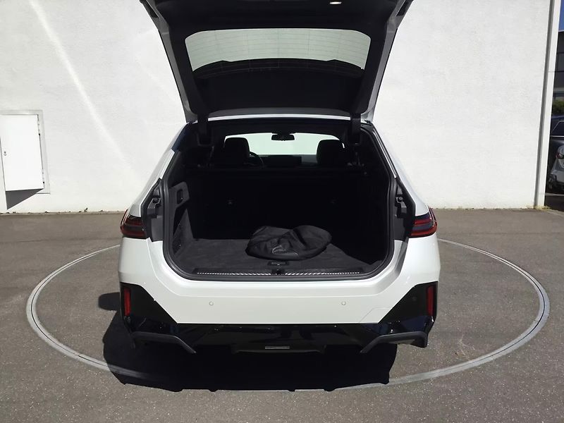 BMW i5 xDrive40 M-Sport Pro Pano HuD - fotka 18 z 19