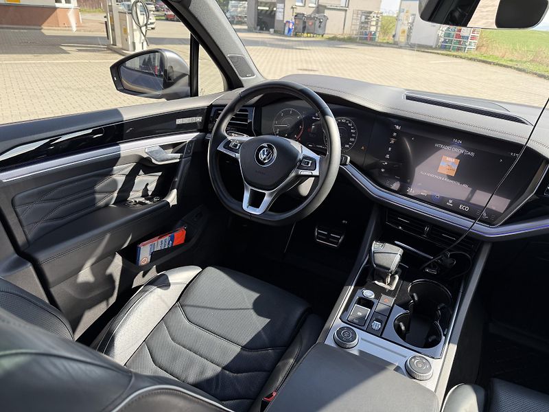 Volkswagen Touareg 3.0 TDI R-LINE   ONE MILLION - fotka 8 z 25