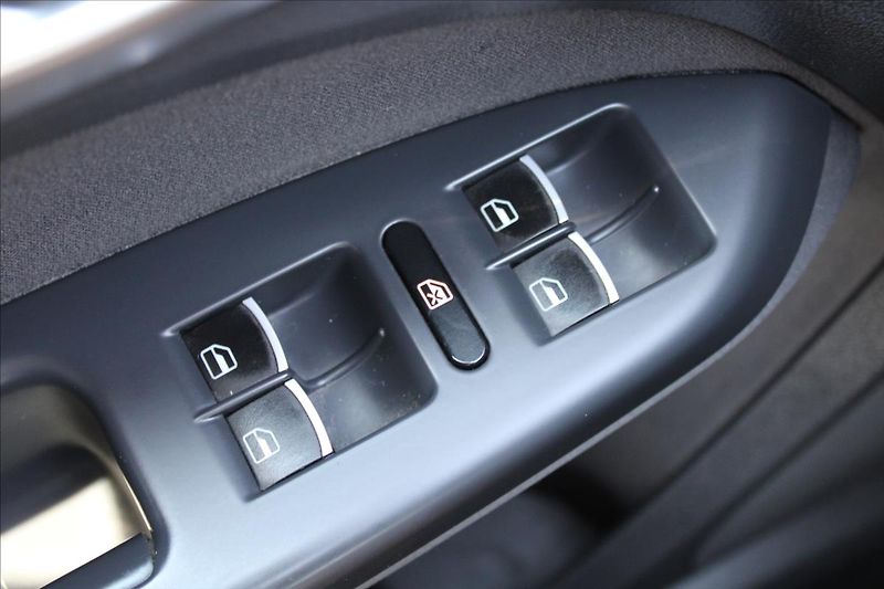 Volkswagen Touran 1,2 TSI  7 MÍST,VÝHŘEVY - fotka 19 z 29