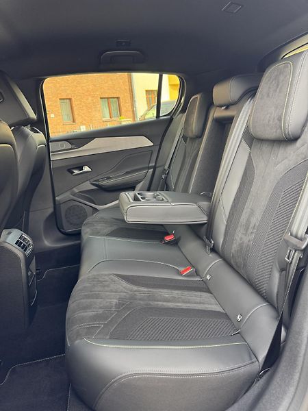 Peugeot 308 (2022) GT 1.5HDi Focal hudba TOP výba - fotka 23 z 25