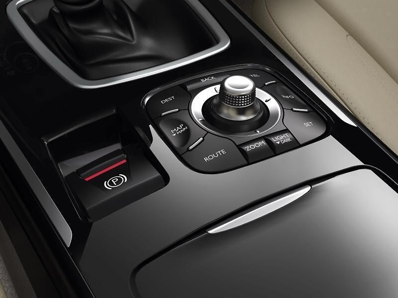 Renault Latitude je vlastně Samsung SM5, jen s jiným logem a drobnými změnami.