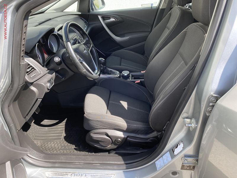 Opel Astra (2010) 1.6 T, ČR, AC - fotka 9 z 16