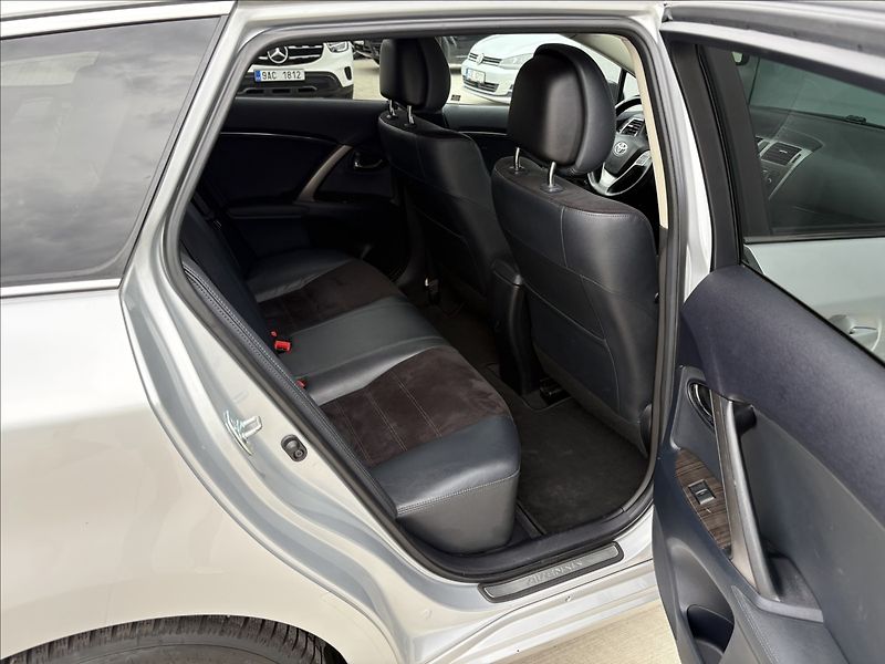 Toyota Avensis 1,8 VVT- i 108 KW AUTOMAT CZ - fotka 19 z 23