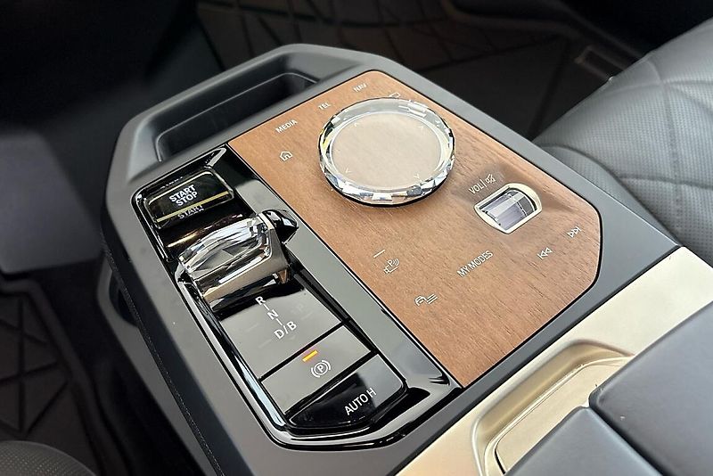 BMW iX xDrive40 - fotka 24 z 27