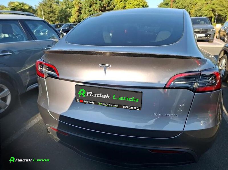 Tesla Model Y (2023) Quicksilver, Bílý interiér - fotka 5 z 11