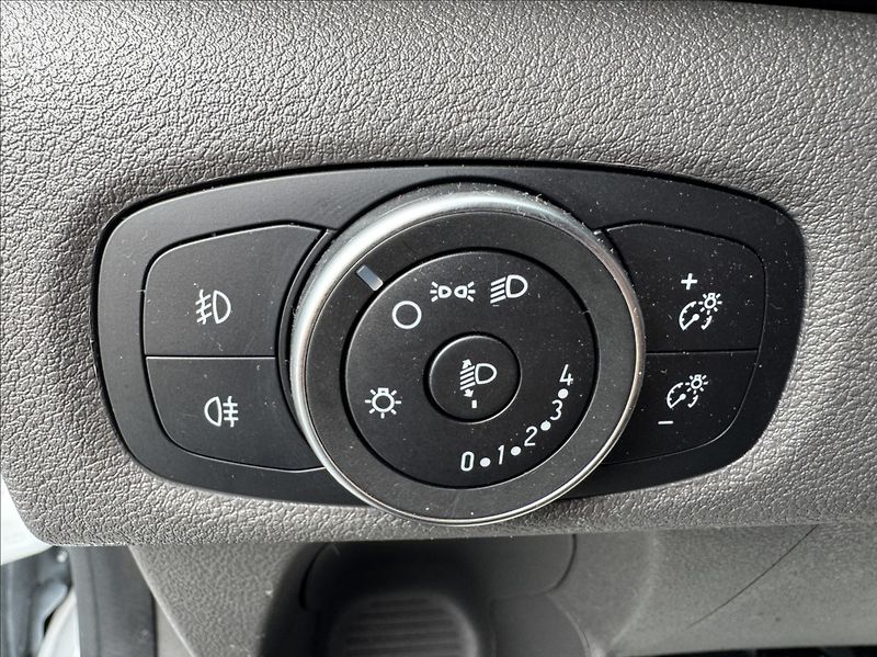 Ford Transit Custom 2,0 TDCi L1H1 DPH 1.maj ČR - fotka 30 z 50