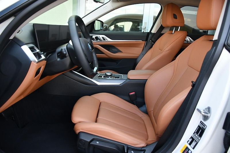 BMW i4 eDrive35 FACELIFT 3L-ZÁRUKA 1M - fotka 13 z 45