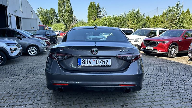 Alfa Romeo Giulia 2.0i 280k Ti  - fotka 5 z 14