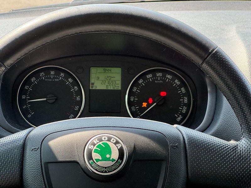 Škoda Fabia (2011) 1,6 TDI 66 Kw Ambition - fotka 17 z 26