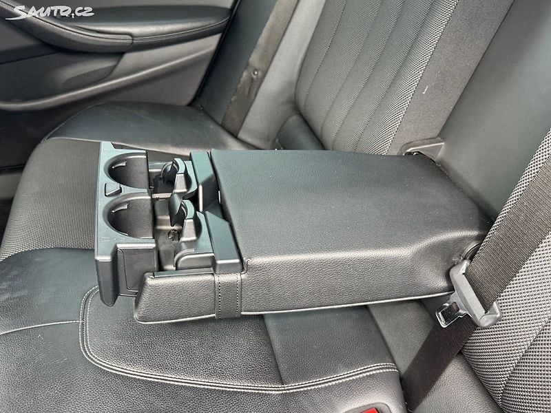 BMW Řada 5 (2017) 520d xdrive Sportline kombi - fotka 31 z 50