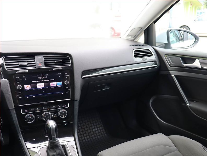 Volkswagen Golf (2017) R-Line 2.0 TDI, Automat, Navi - fotka 8 z 19