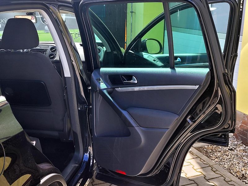 Volkswagen Tiguan 2,0 TDi DSG 4motion SERV.KNÍŽK - fotka 17 z 41