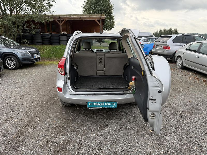 Toyota RAV4 2.2 D4-D 4x4 KLIMA ALU KUŽE - fotka 9 z 23