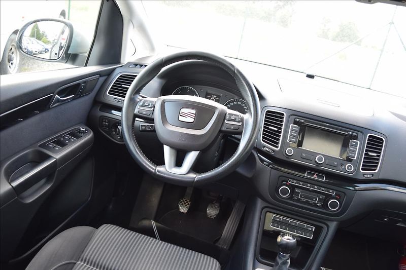 Seat Alhambra 2,0 TDI 100KW 7MÍST TOP VÝBAVA - fotka 32 z 50