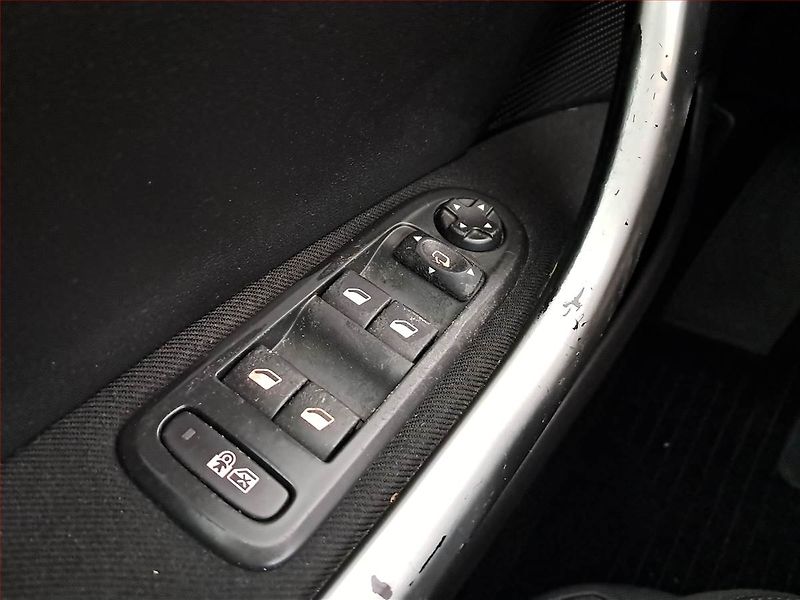 Peugeot 308 (2013) 1.6 e-HDi, po STK, zamluveno - fotka 14 z 16