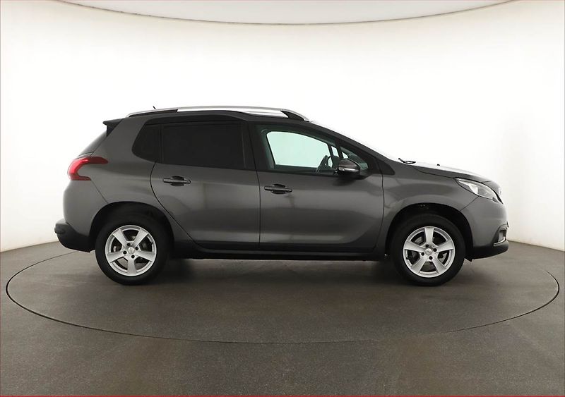 Peugeot 2008 (2018) 1.2 PureTech, Tempomat - fotka 6 z 16