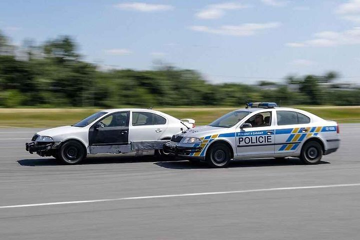 Speciální rám slouží k tzv. pit manévru, tedy k násilnému zastavení vozidla, kdy ujíždějící automobil policisté za jízdy svým rámem zasáhnou a otočí