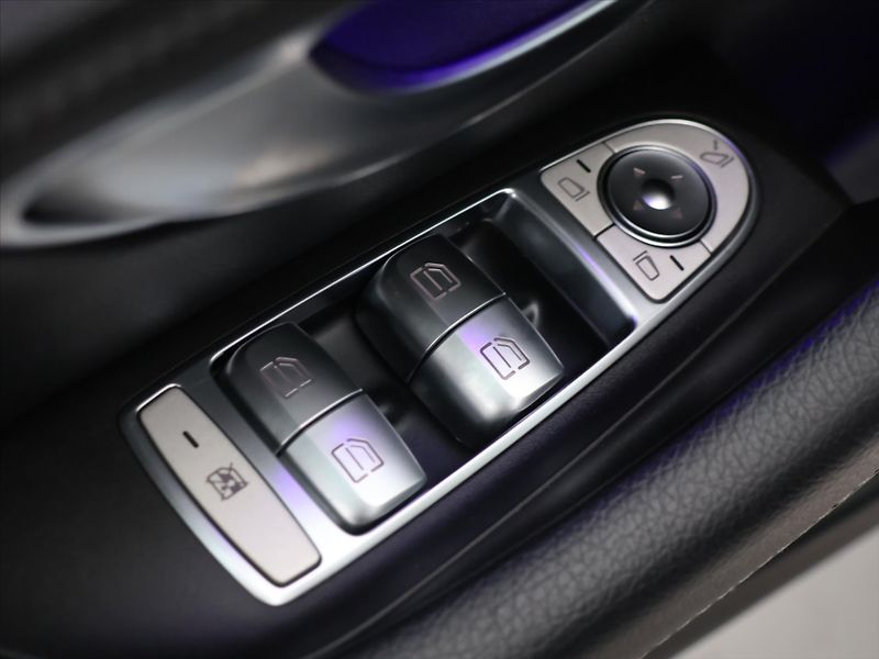 Mercedes-Benz Třídy E 2,0 220d 143kW Aut. AMG LED - fotka 15 z 40