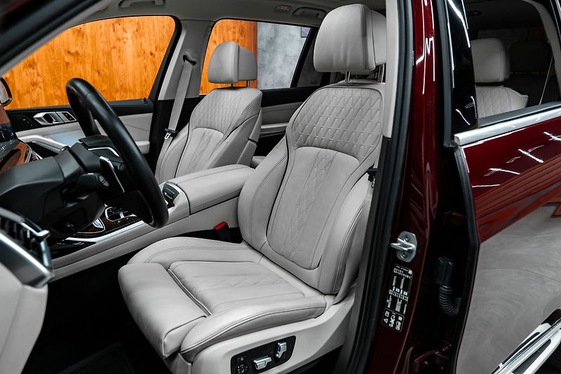 BMW X7 40i - fotka 8 z 27