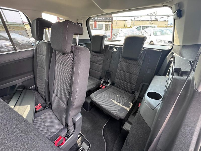 Volkswagen Touran (2016) 7X 2,0 TDI 110 KW 2 MAJ TAŽNÉ - fotka 40 z 50