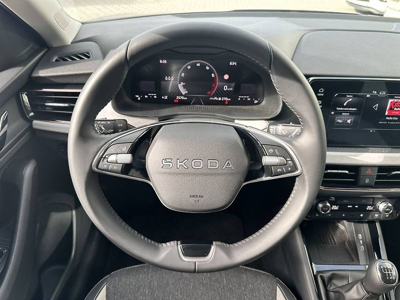 Škoda Scala Top Selection 1,0 TSI 85kW MT6 - fotka 8 z 27