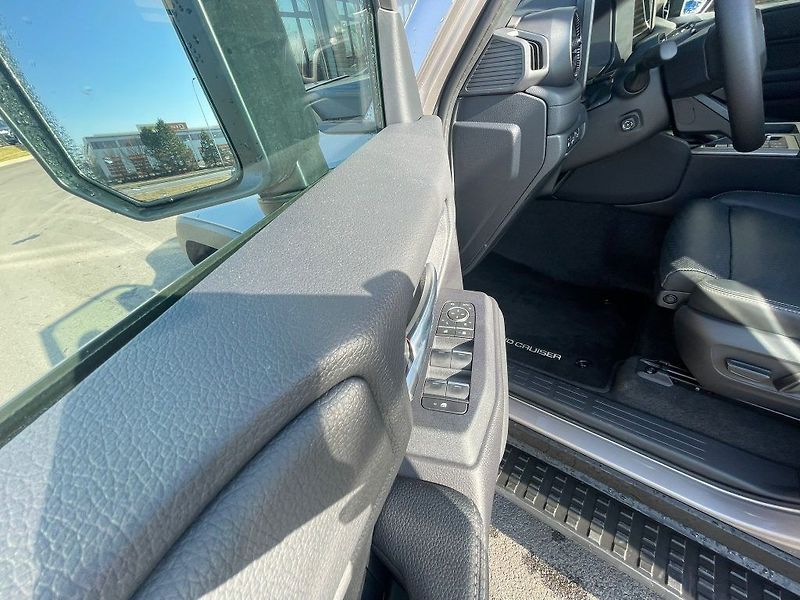 Toyota Land Cruiser 2.8D 8AT 4x4 Executive Skyview - fotka 16 z 34