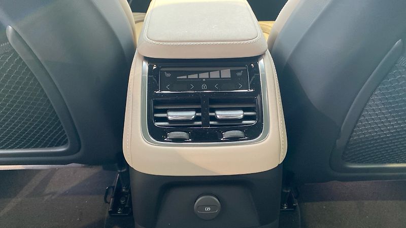 Volvo XC90 (2026) ULTRA DARK, T8 AWD, 228+107 kW - fotka 13 z 14