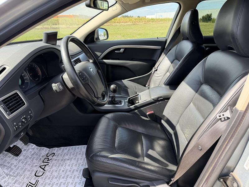 Volvo V70 2.4 D5 KŮŽE NAVIGACE SERVISKA - fotka 9 z 44
