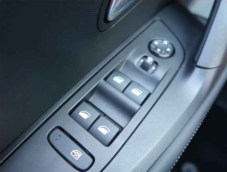 Peugeot 2008 (2024) Allure 1.2 PureTech - fotka 16 z 22