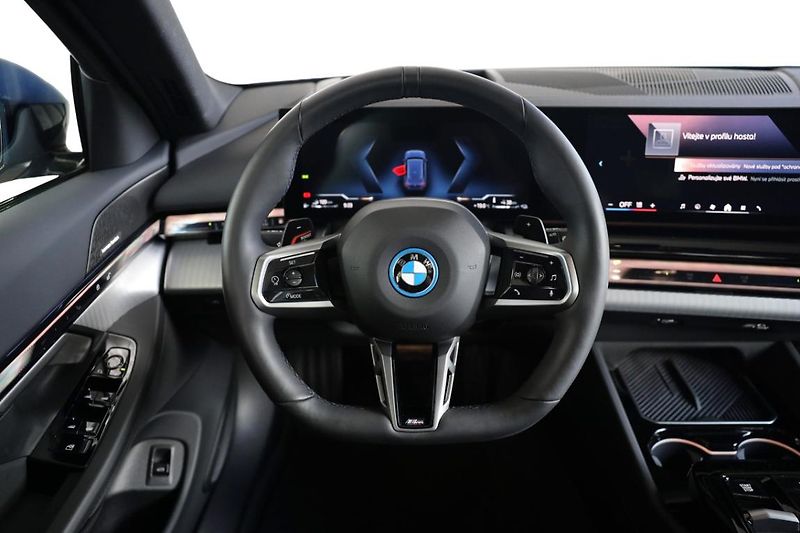 BMW Řada 5 550e xDrive Touring - fotka 31 z 32