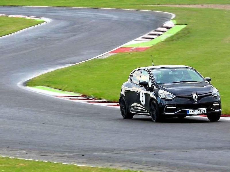Rychlé Renaulty na Autodromu v Mostě.